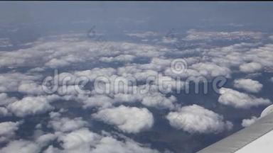 飞机飞向云层。 透过飞机窗户观看。 旅行